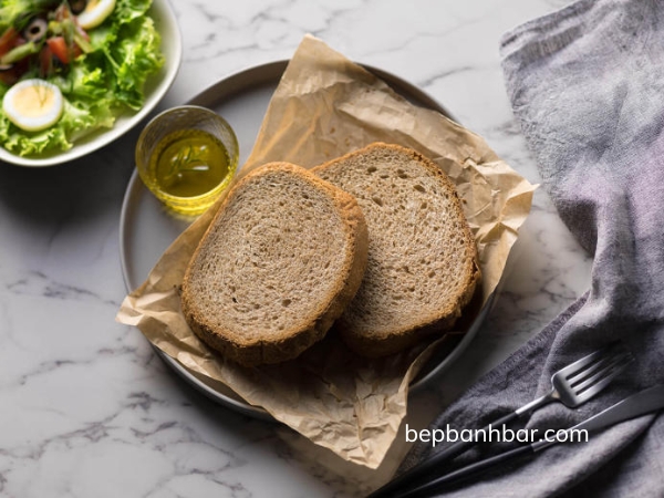 1 lat banh mi nguyen cam bao nhieu calo